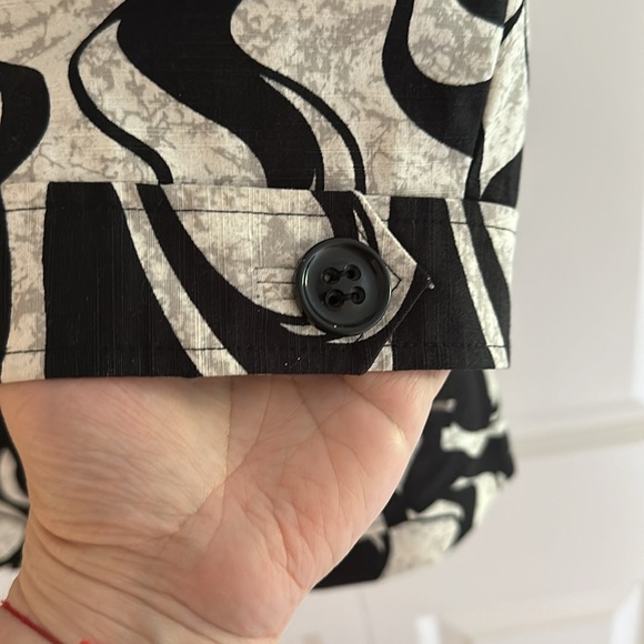 Woman’s beautiful jacket fully lined. - Picture 3 of 9